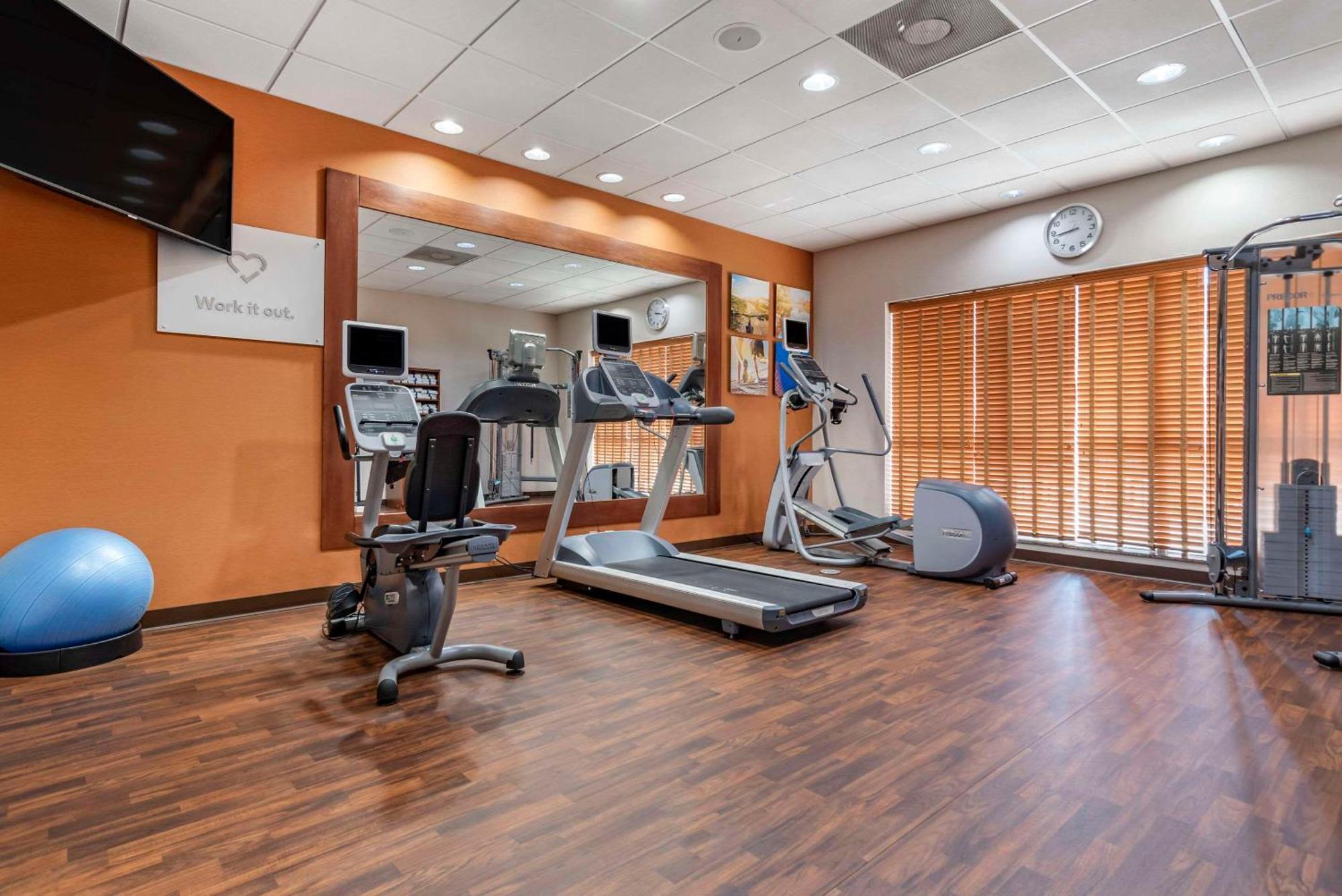 Comfort Suites Airport Luckney Екстер'єр фото