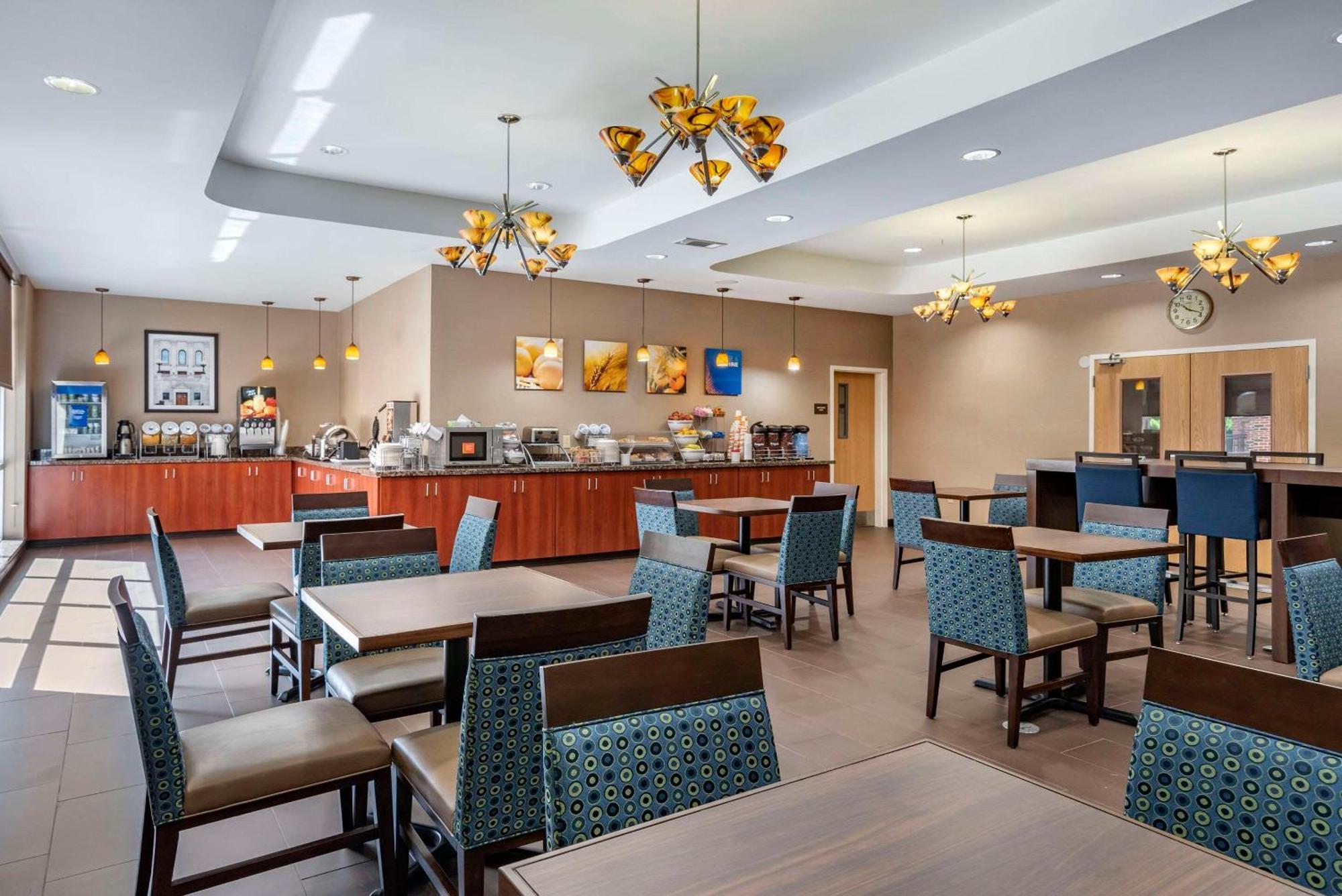Comfort Suites Airport Luckney Екстер'єр фото