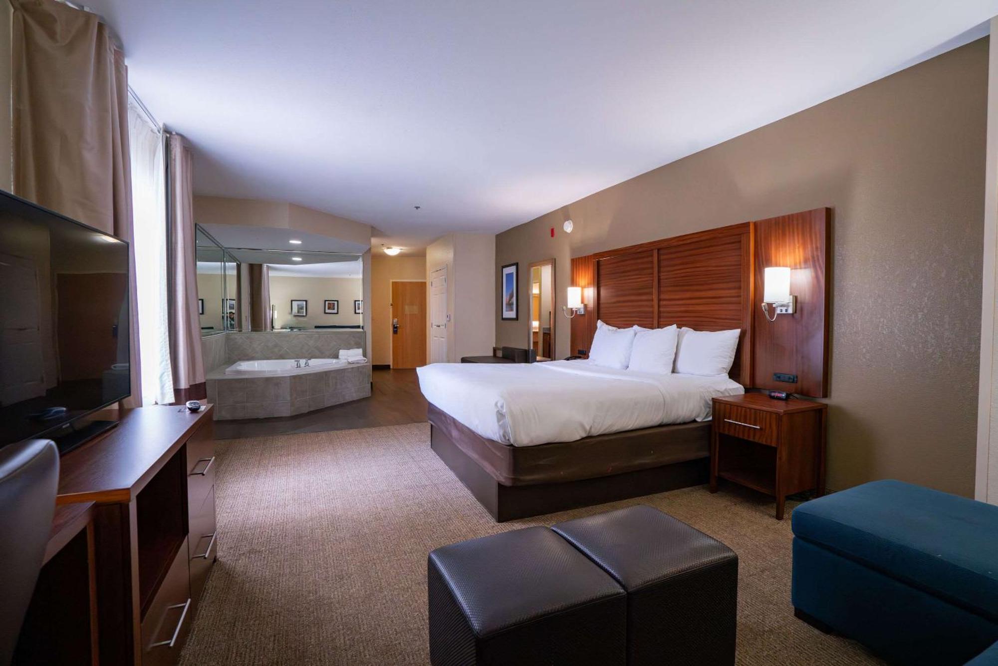 Comfort Suites Airport Luckney Екстер'єр фото