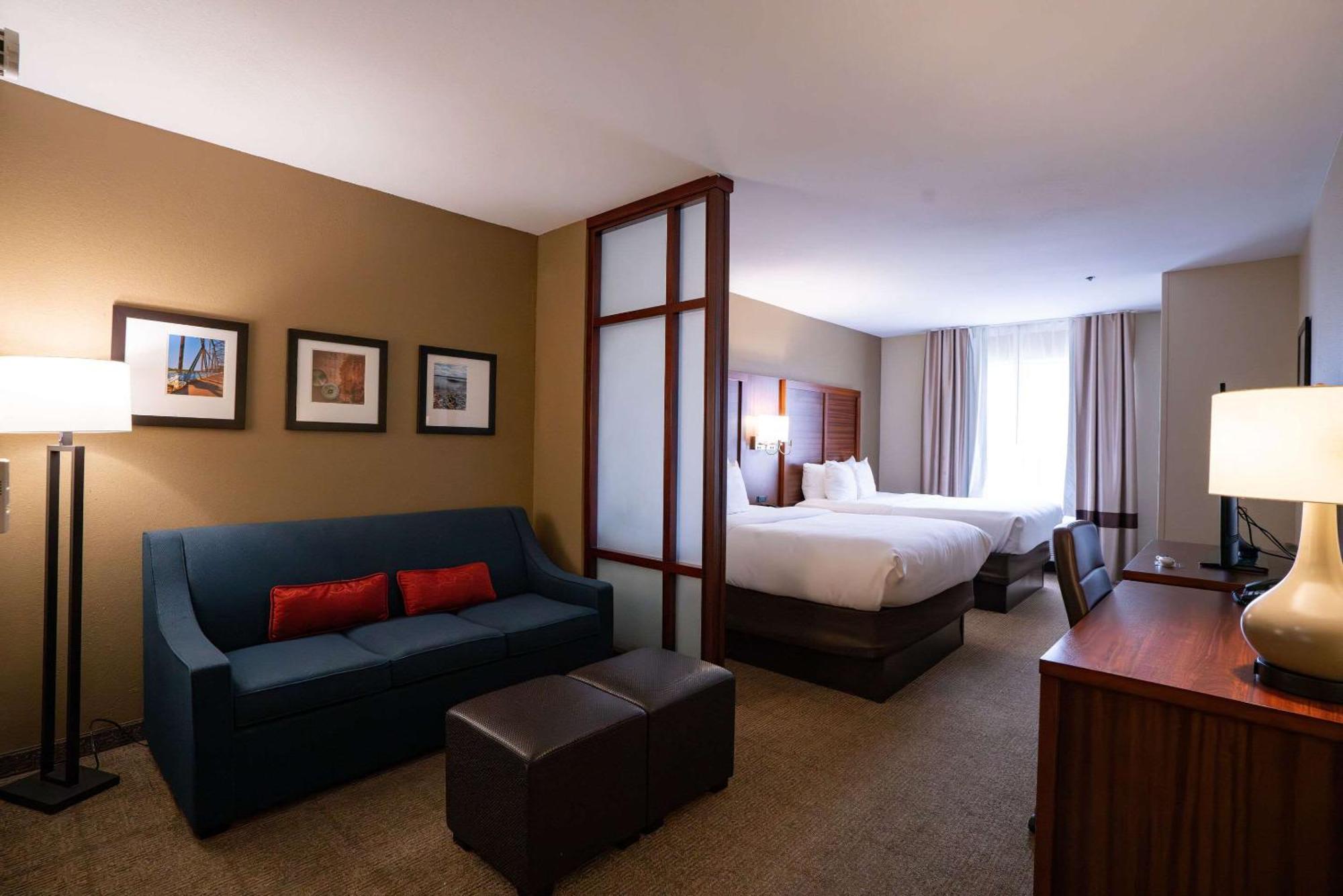 Comfort Suites Airport Luckney Екстер'єр фото