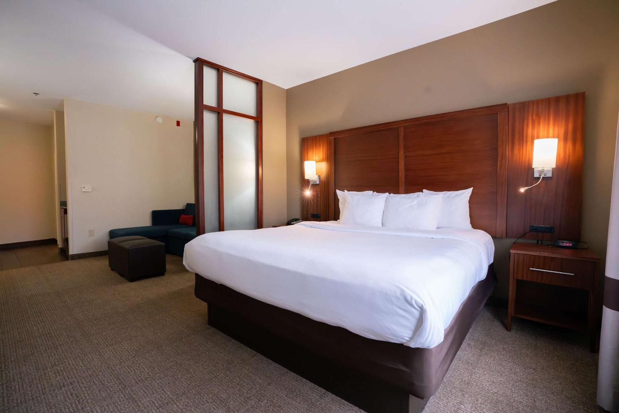 Comfort Suites Airport Luckney Екстер'єр фото