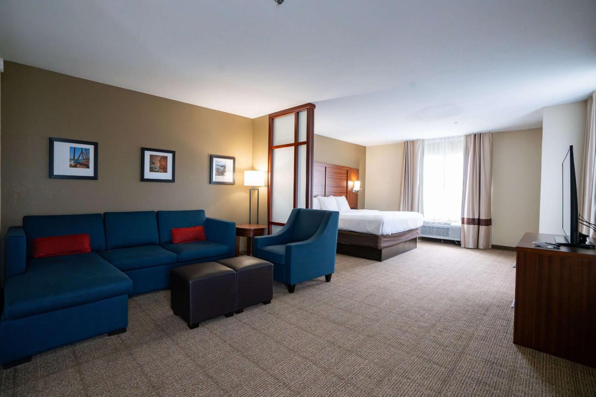 Comfort Suites Airport Luckney Екстер'єр фото