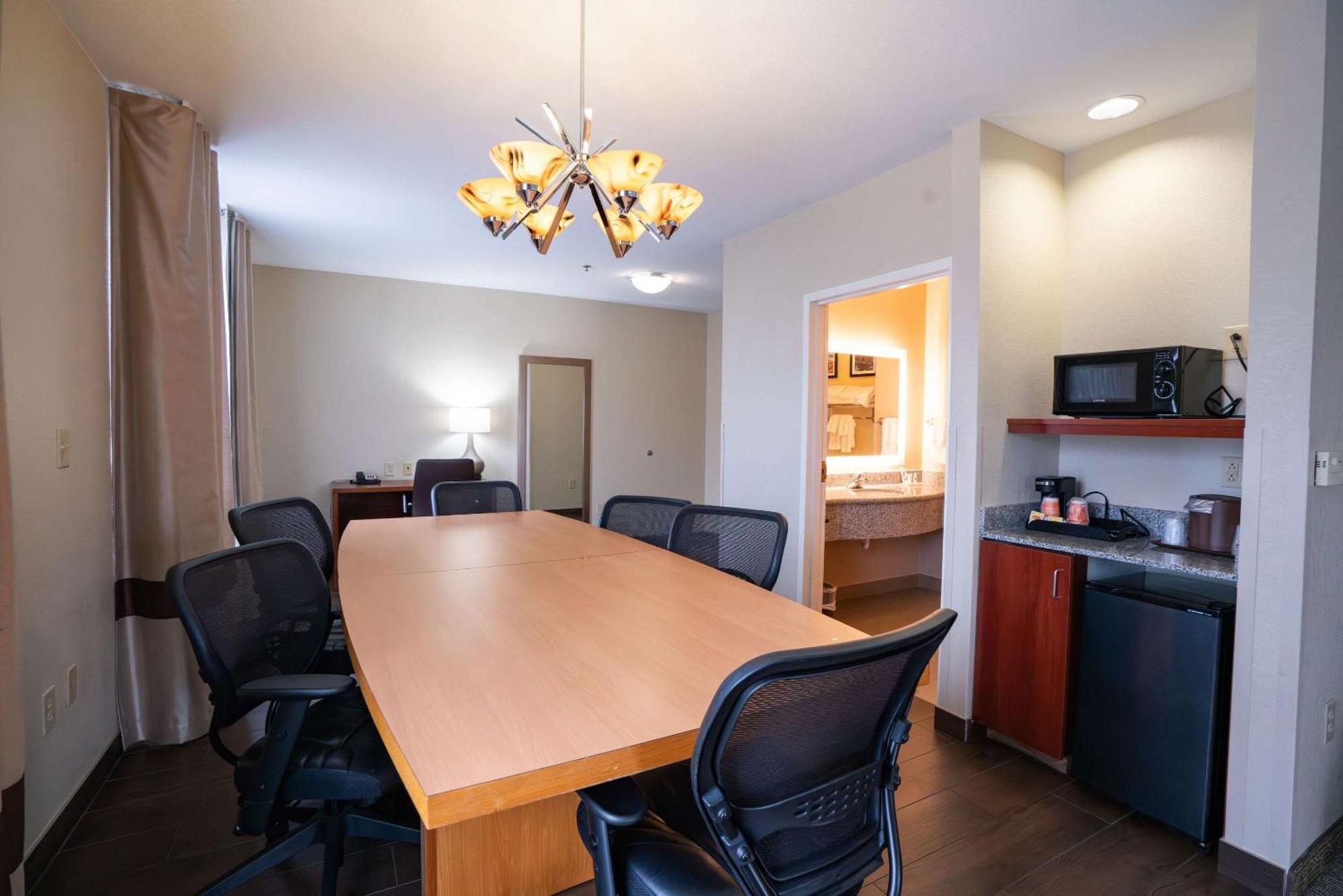 Comfort Suites Airport Luckney Екстер'єр фото
