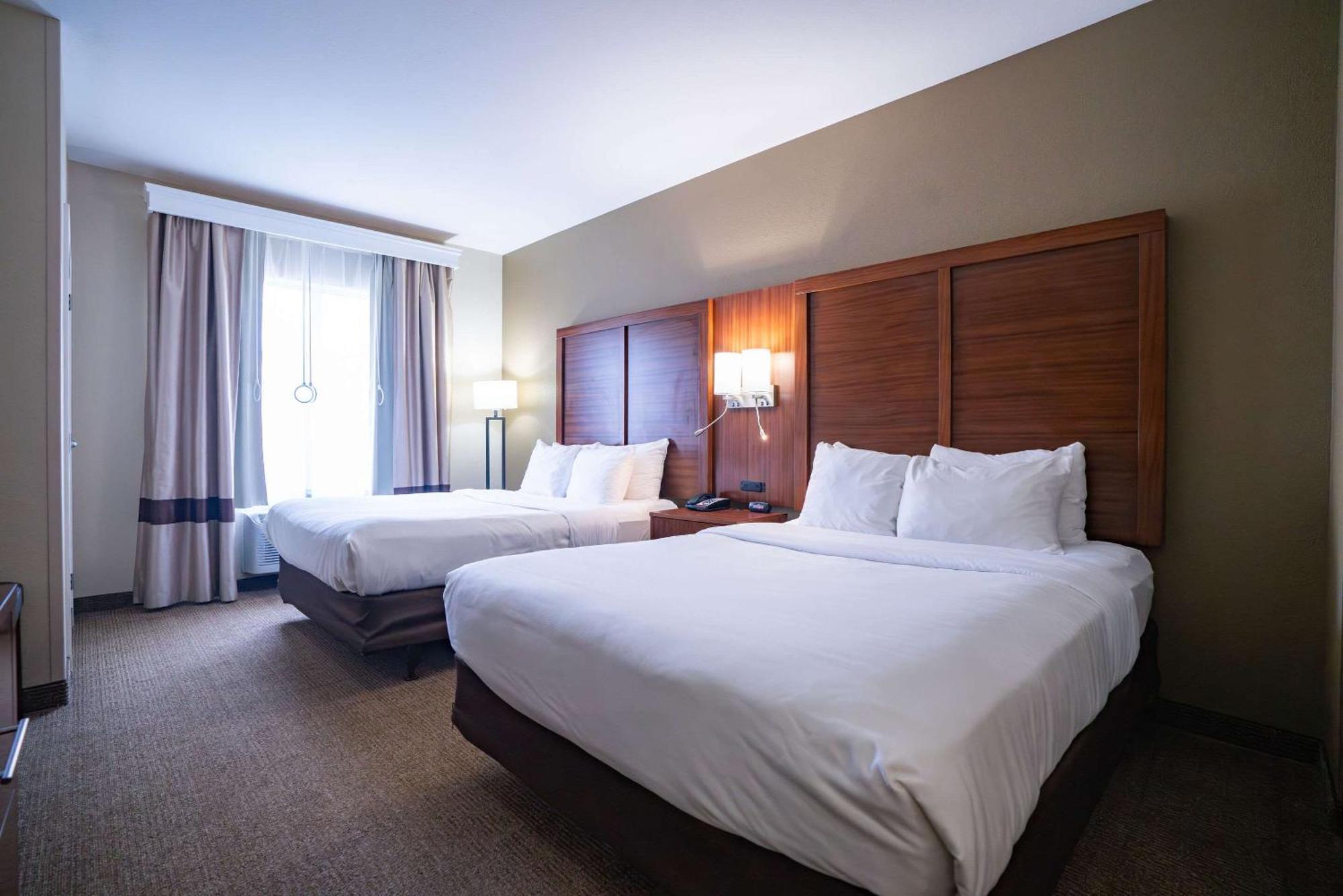 Comfort Suites Airport Luckney Екстер'єр фото