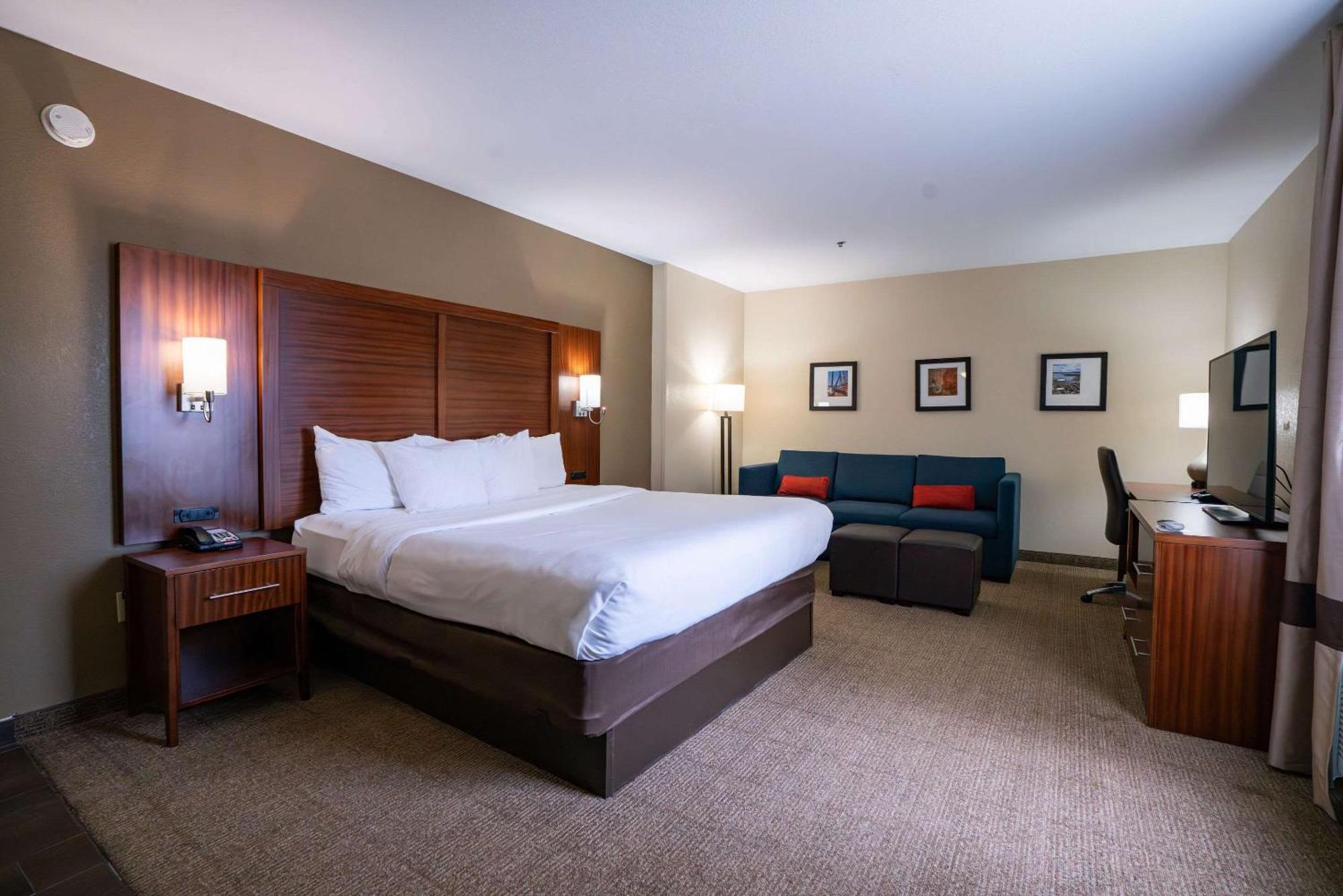 Comfort Suites Airport Luckney Екстер'єр фото