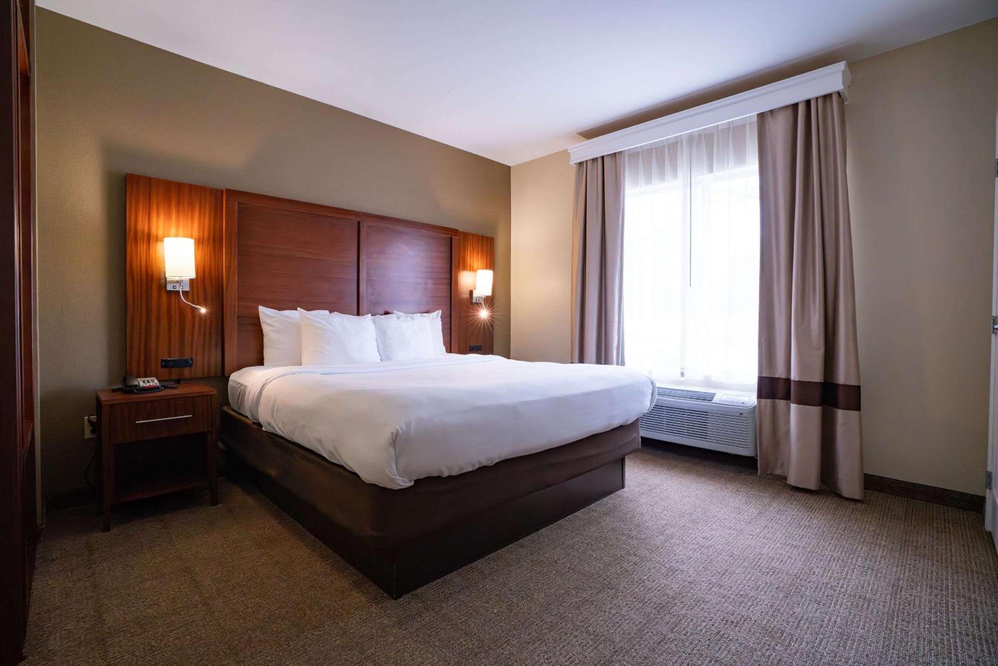 Comfort Suites Airport Luckney Екстер'єр фото
