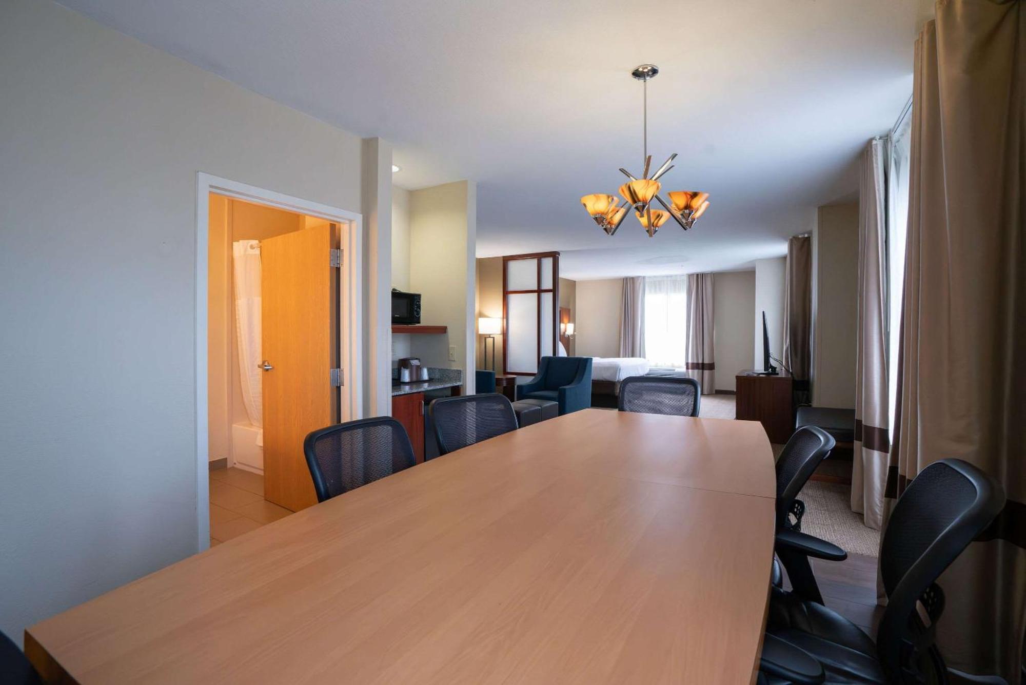 Comfort Suites Airport Luckney Екстер'єр фото
