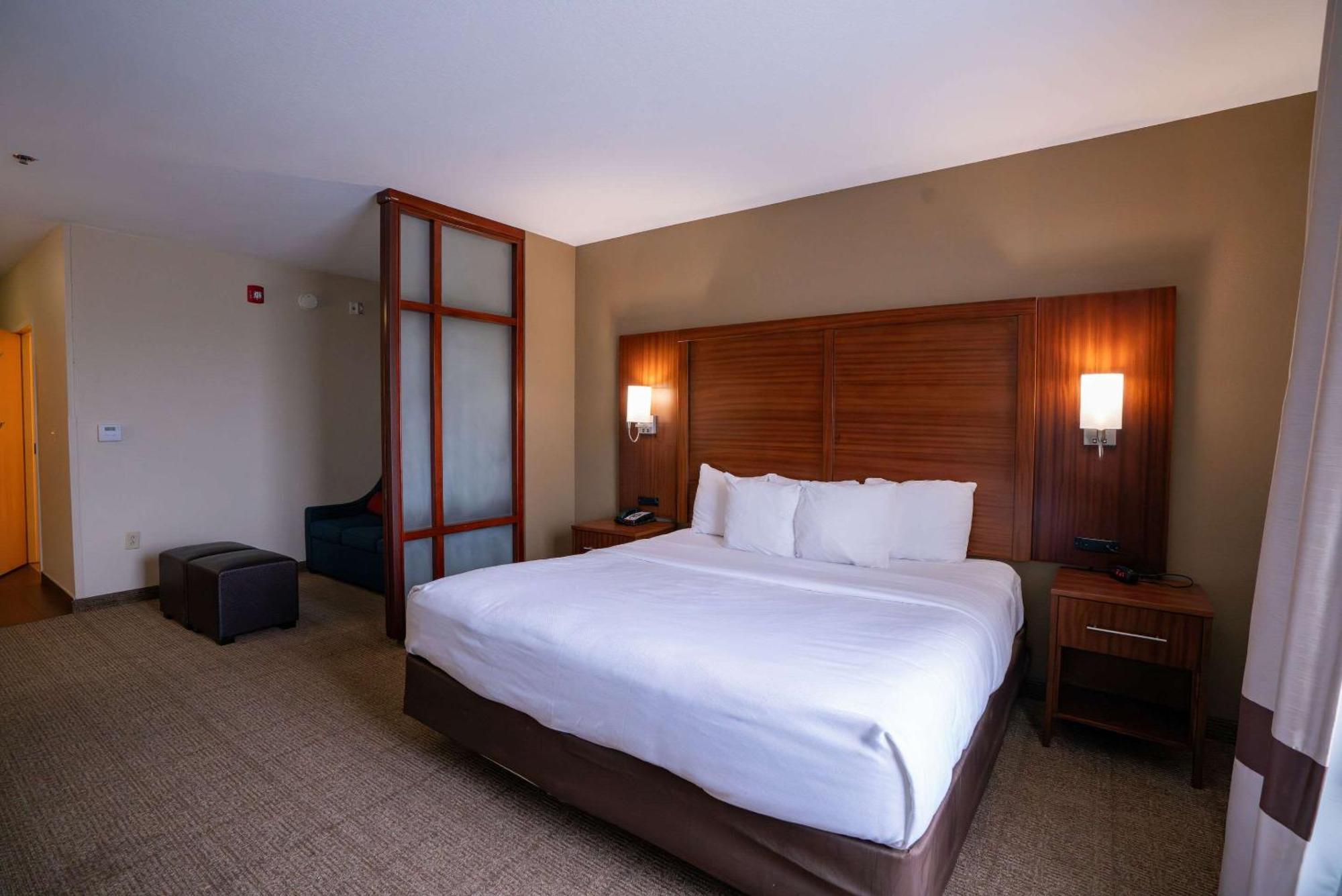 Comfort Suites Airport Luckney Екстер'єр фото