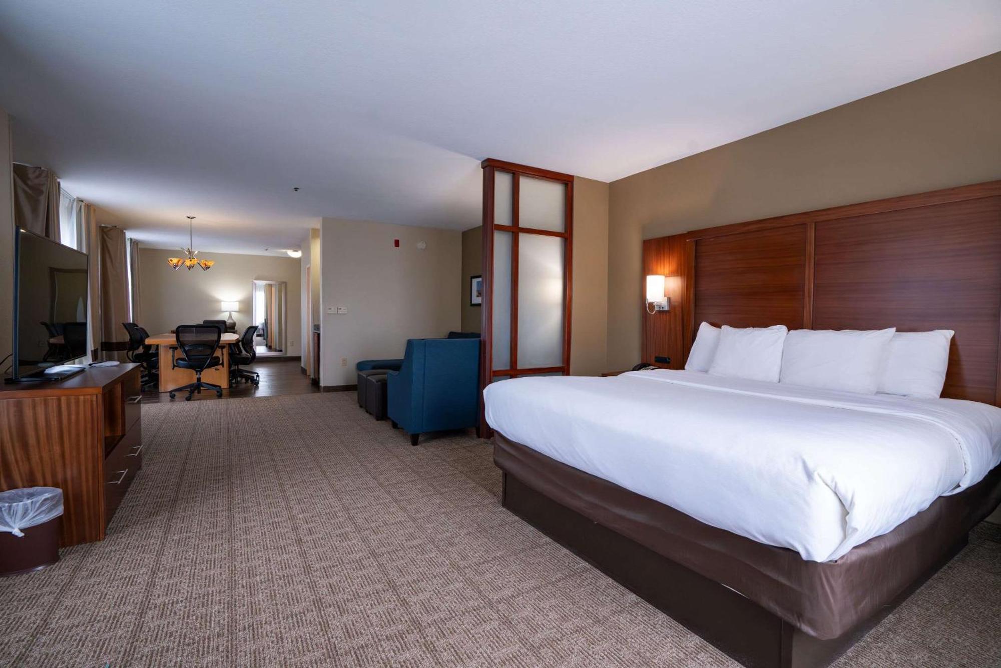 Comfort Suites Airport Luckney Екстер'єр фото